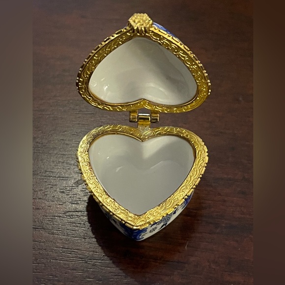 Porcelain gold tone metal jewelry pill box - Heart shaped - Picture 4 of 7